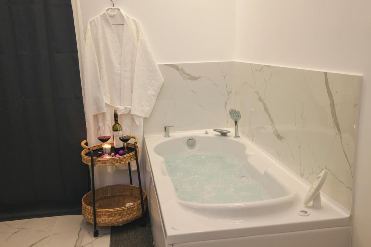 Apollo 2 Bd Jacuzzi Suite Атина Екстериор снимка