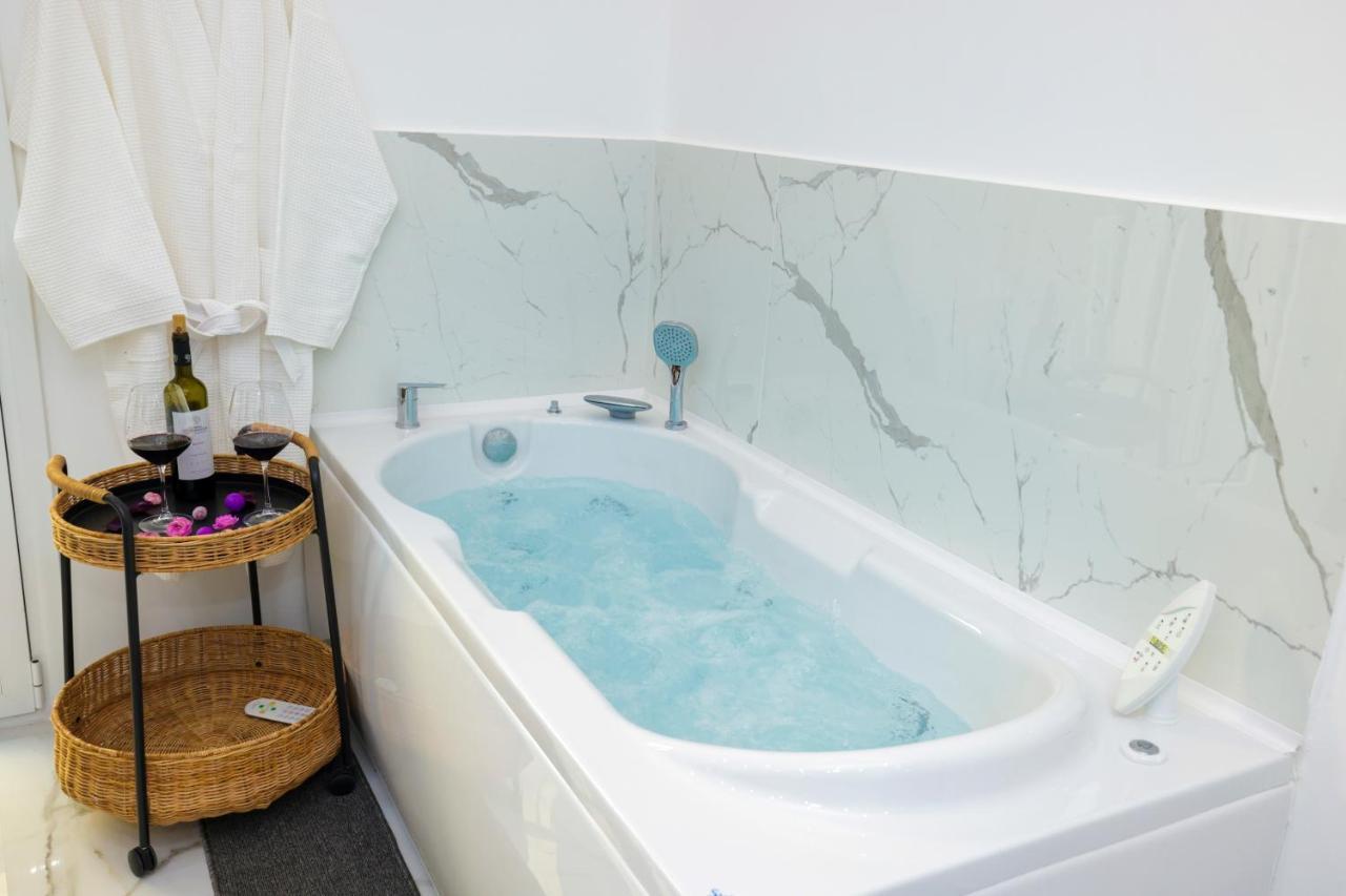 Apollo 2 Bd Jacuzzi Suite Атина Екстериор снимка