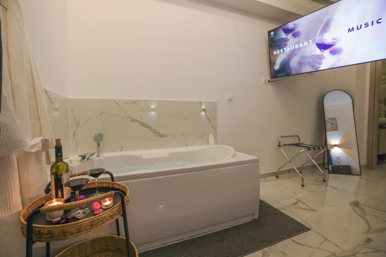 Apollo 2 Bd Jacuzzi Suite Атина Екстериор снимка